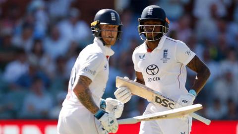 Jofra Archer and Ben Stokes run between the wickets 