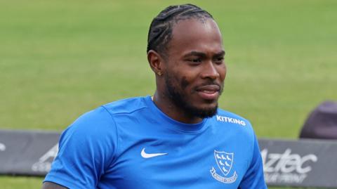 Jofra Archer wears a blue Sussex shirt during training