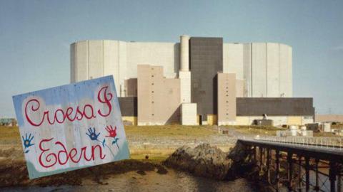 Atomfa Wylfa gydag arwydd Croeso i Edern arno