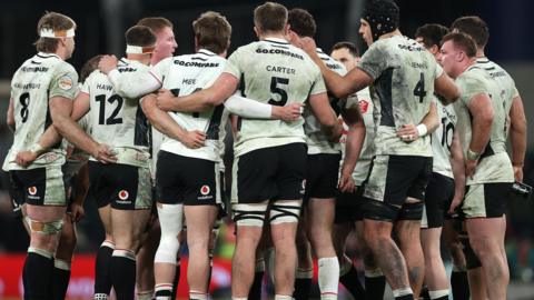 Wales players in a huddle during the 27-17 defeat by Ireland
