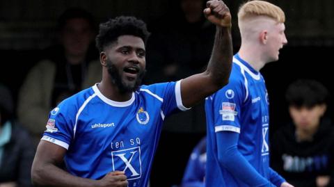 Leo Alves celebrates