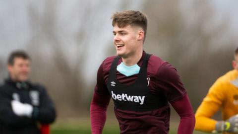 West Ham striker Evan Ferguson trains