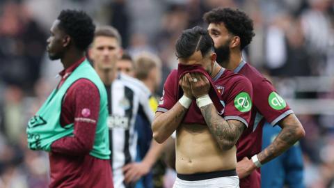 Taty Castellanos of West Ham United looks dejected after the team's defeat.