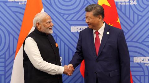 Indian Prime Minister Narendra Modi shakes hands with Chinese President Xi Jinping before their meeting on the sidelines of the BRICS summit in Kazan, Russia, October 23, 2024. India's Press Information Bureau/Handout via REUTERS THIS IMAGE HAS BEEN SUPPLIED BY A THIRD PARTY. NO RESALES. NO ARCHIVES.
