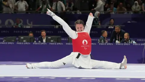 Amy Truesdale does the splits
