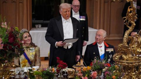 donald trump giving speech at banquet