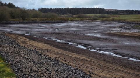 Llun cronfa ddŵr Nant-y-Ffrith wedi gwagio
