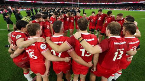 Wales players in a huddle after a 52-26 defeat to New Zealand