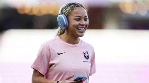 Savy King smiles before an Angel City match