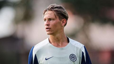Ilari Kangasniemi warms up in Inter Milan training gear