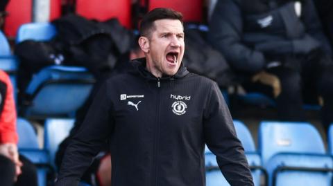 Lee Bell shouts instructions to his players