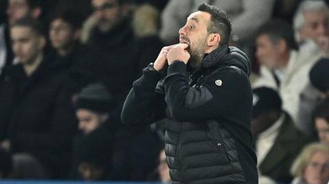 Roberto de Zerbi trying to get his players' attention on the touchline