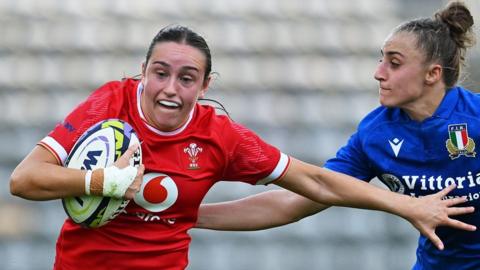 Nel Metcalfe of Wales is chased down by Sara Mannini of Italy 