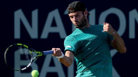 Jacob Fearnley plays a forehand