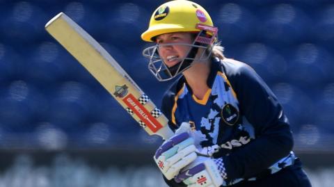  Daisy Jeanes plays a shot