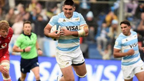 Joaquin Oviedo dives to score a try