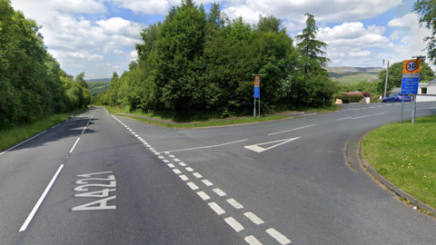 Yr A4221 ger pentref Coelbren