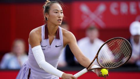 zheng qinwen serves