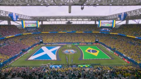 Sealladh de bhrataich Alba agus Brasil air an raon-chluiche ann am Miami