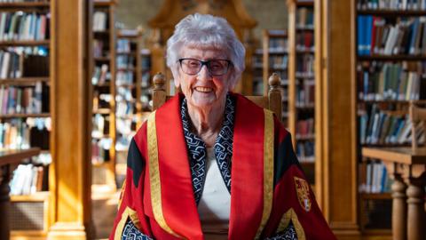 Mair Wynn Hughes yn derbyn doethuriaeth ym Mhrifysgol Bangor