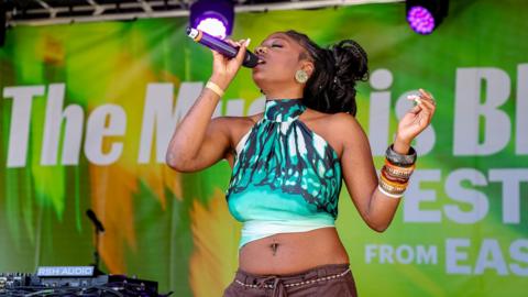 Woman singing at the Music is Black festival © Rahil Ahmad