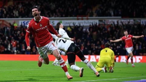 Kieffer Moore yn dathlu sgorio un o'i ddwy gôl yn erbyn Sheffield United