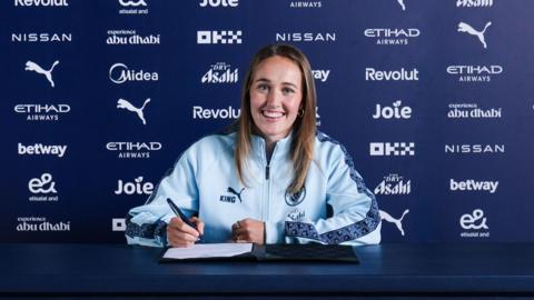 Sydney Lohmann signs her Manchester City contract