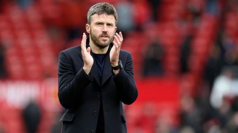 Michael Carrick claps