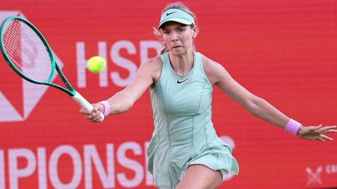 Katie Boulter plays a forehand