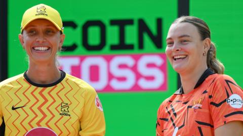 Trent Rockets captain Ash Gardner (left) and Sunrisers Leeds captain Dani Gibson (right) at the toss