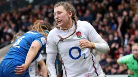 Emma Sing celebrates a try against Italy