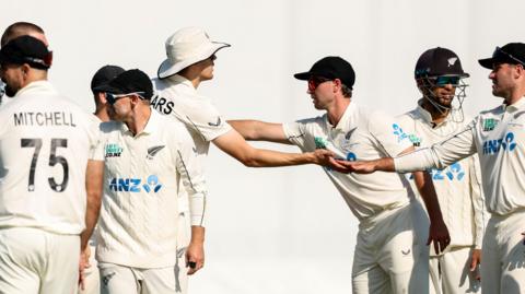 New Zealand celebrate wicket