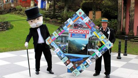 Mae Portmeirion yn un o'r llefydd sydd ar fwrdd newydd Monopoly