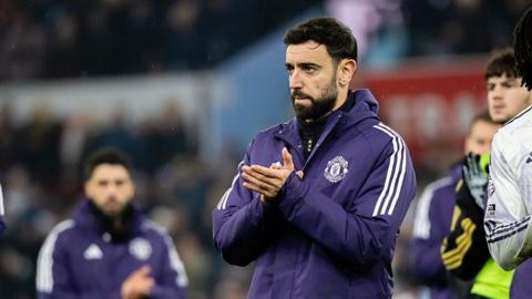 Bruno Fernandes applauds Manchester United away fans