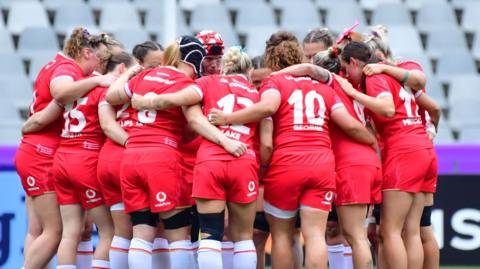 Wales women group huddle