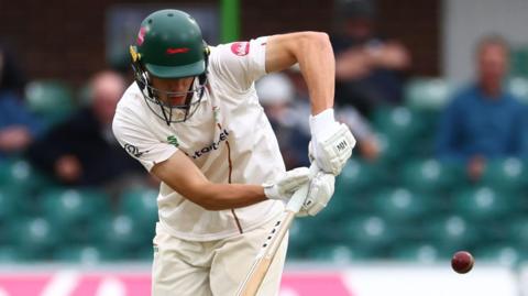 Scott Currie batting for Leicestershire