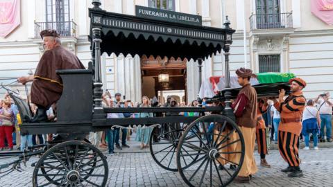 The coffin is laid on the carriage in Valladolid