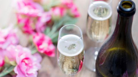 Mae siampên a blodau ar y rhestr o roddion i staff y llywodraeth