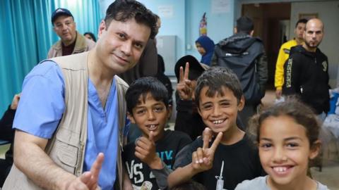 Surgeon alongside kids