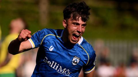 Daniel Hawkins yn dathlu sgorio ail gôl Hwlffordd