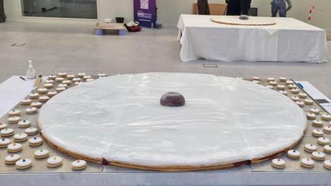 a giant empire biscuit, surrounded by smaller ones
+