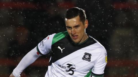Conor Grant playing for Plymouth in 2023