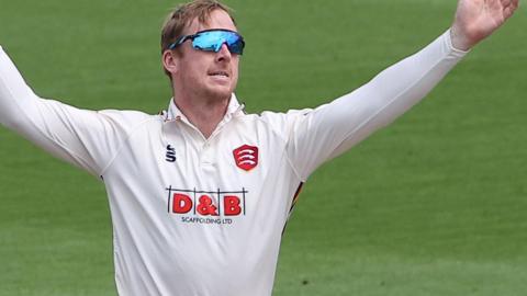 Simon Harmer bowling