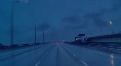 A lorry crashes off the Thelwall Viaduct on the M6