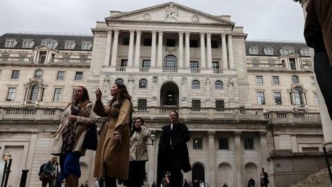 People walking past the Bank of England