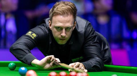 Judd Trump sizes up a shot