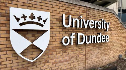 A sign saying University of Dundee