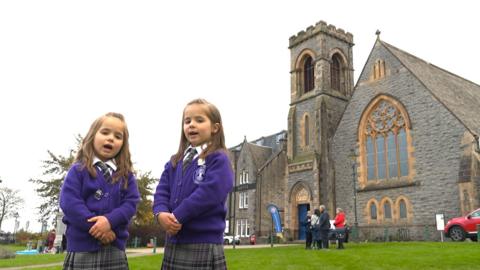 Twins ann an Cabhaig...