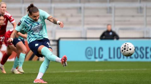 Elena Linari scores