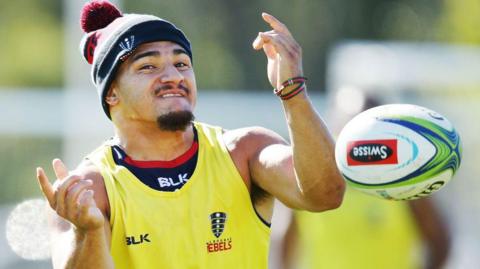 Sione Tuipulotu passing the ball